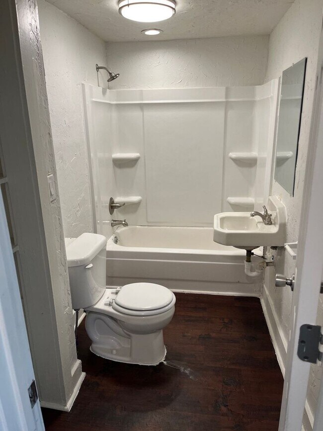 Building Photo - 2912 N Independence Ave