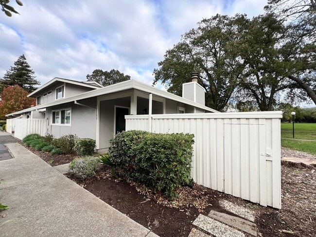 Primary Photo - Spacious Three Bedroom Condo in South Napa