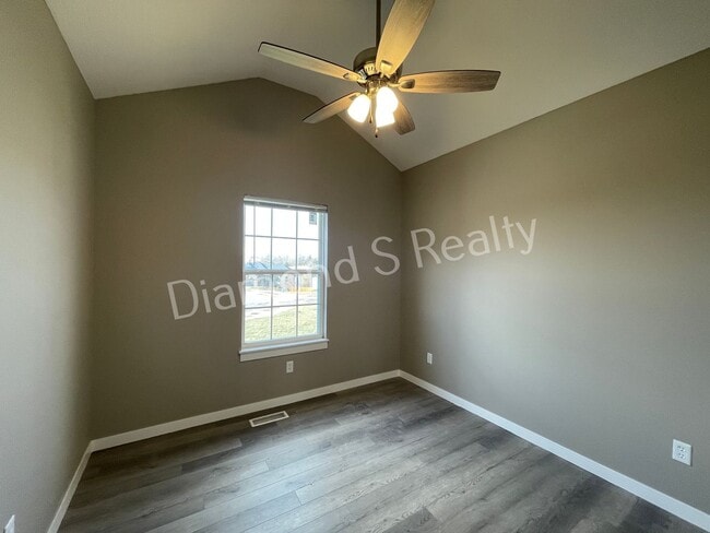 Building Photo - 4 Bedroom Home Available Early February - Great Neighborhood & Ozark Schools!
