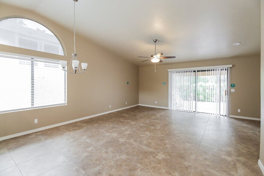 Building Photo - 921 S Val Vista Dr