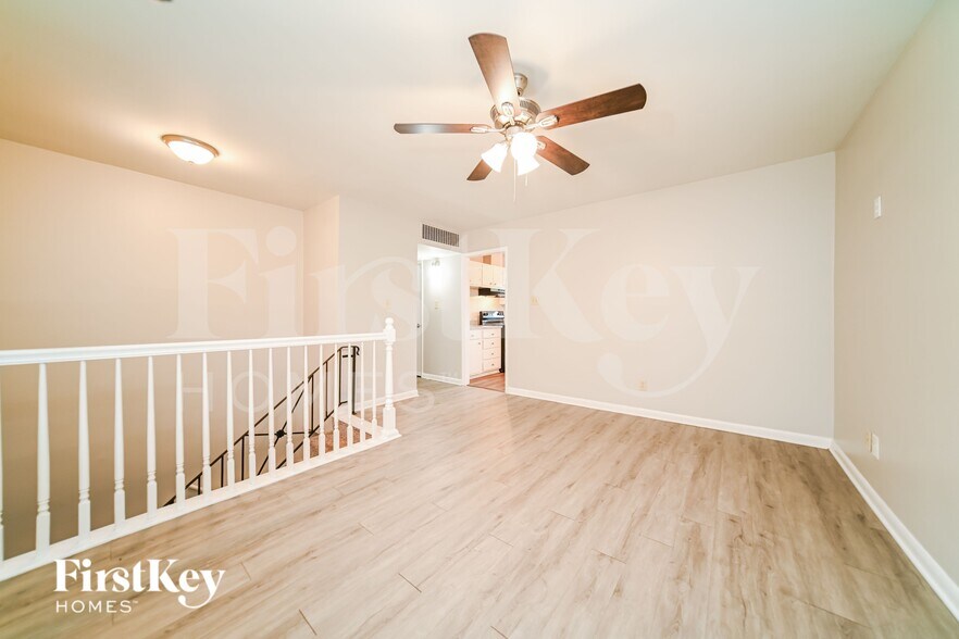 Building Photo - 342 Roxbury Dr