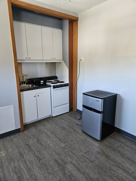 Kitchen area - 1106 W Wisconsin Ave