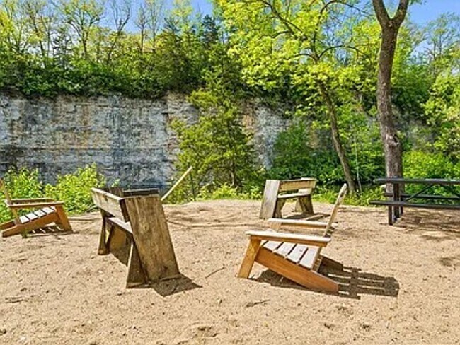 Building Photo - Marvelous 4 Bed 2.5 Bath House In Quarry H...