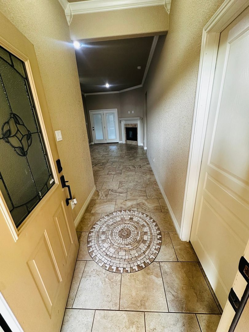 Building Photo - 1004 Chaucer Ln