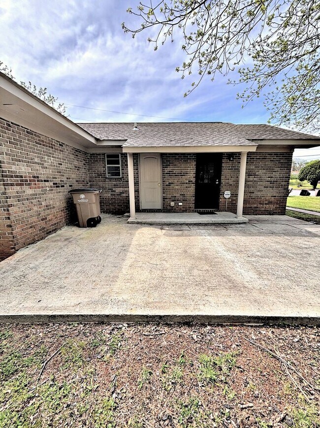 Building Photo - HOUSE FOR RENT - DECATUR * Sec 8 Welcome