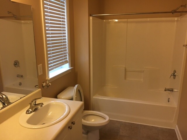 Master bath, double sinks, linen closet - 633 McKenna Cir