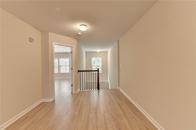 Building Photo - 2152 Greencrest Cir