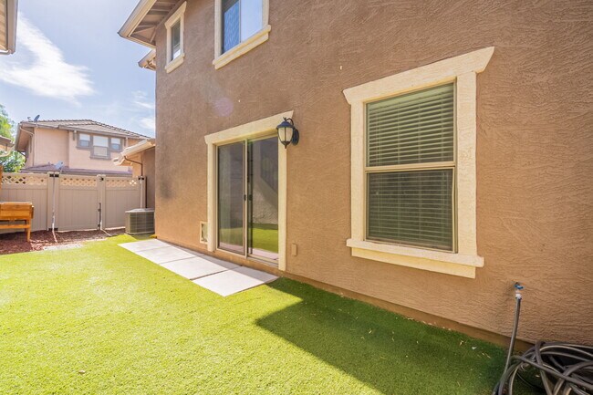 Building Photo - 1057 S Deerfield Ln