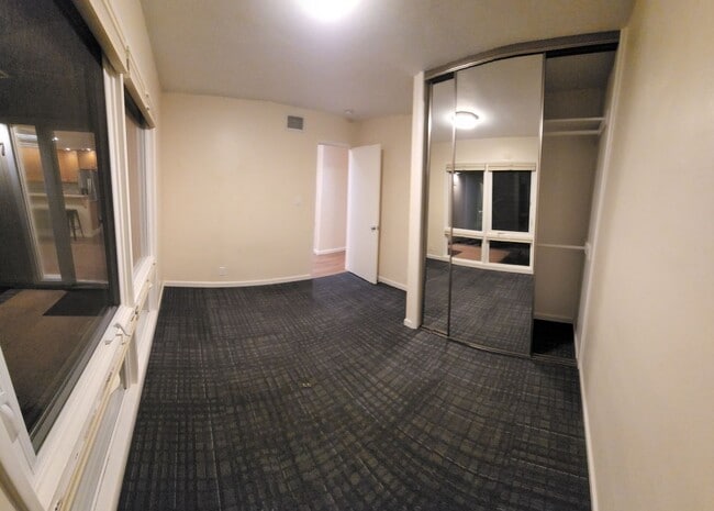 Building Photo - 5 bed 3.5 bath home close to campus!