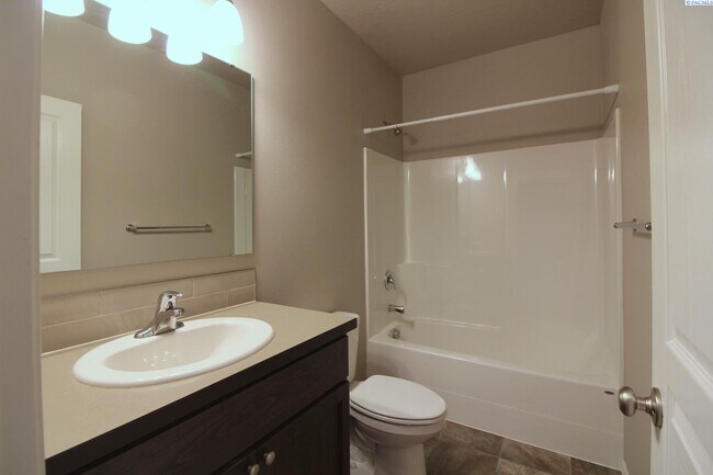 Building Photo - 3 Bed/2 Bath West Pasco Rambler
