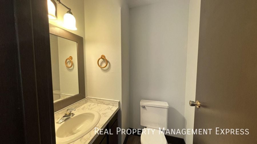 Building Photo - Amazing 3 Bedroom 2.5 Bath duplex with attached garage and fenced yard!