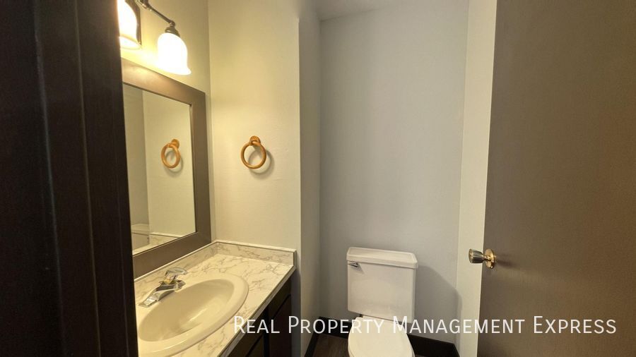 Building Photo - Amazing 3 Bedroom 2.5 Bath duplex with attached garage and fenced yard!