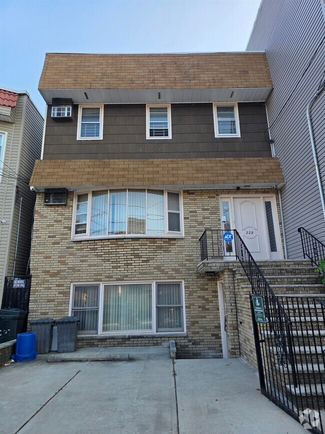 Building Photo - 229 Griffith St