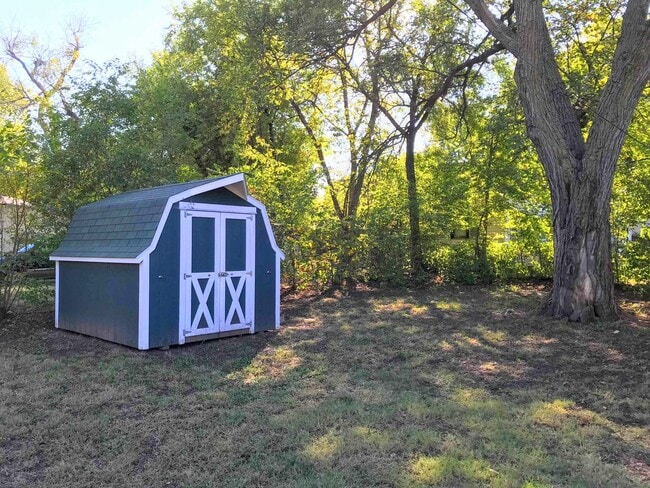Building Photo - Clean 2 bedroom home