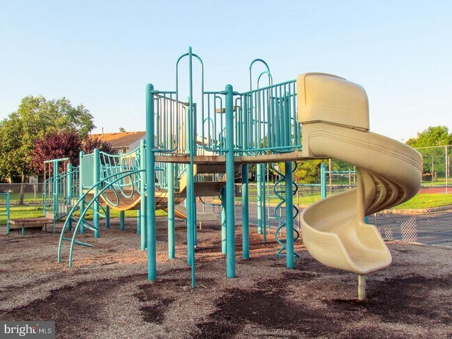 Building Photo - 2 Stout Ct