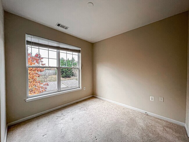 Building Photo - Sunny 1 Bed 1 Bath Condo In Beautiful Fairfax Ridge Condo