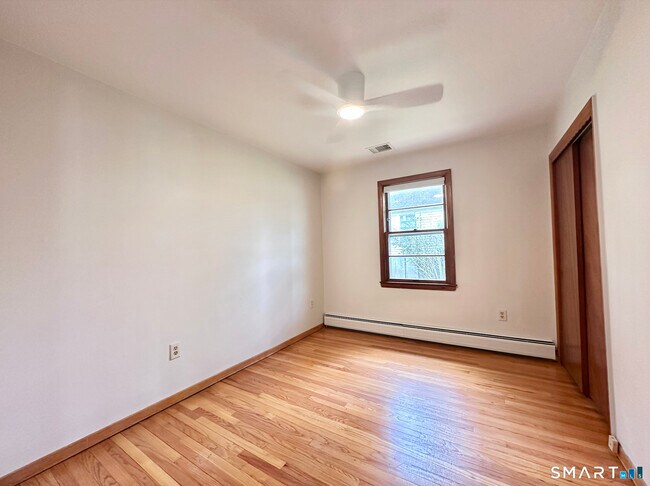 Building Photo - 542 Lake Dr