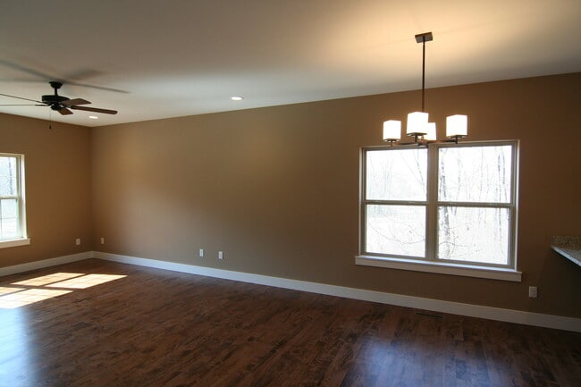 Building Photo - 4 Bedroom, 3 bath close to University and ...