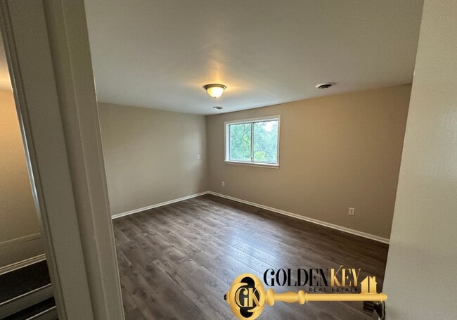 Building Photo - Spacious 4 bed / 2 bath with garage and fi...