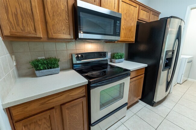 Building Photo - 6607 Lake Woodlands Dr