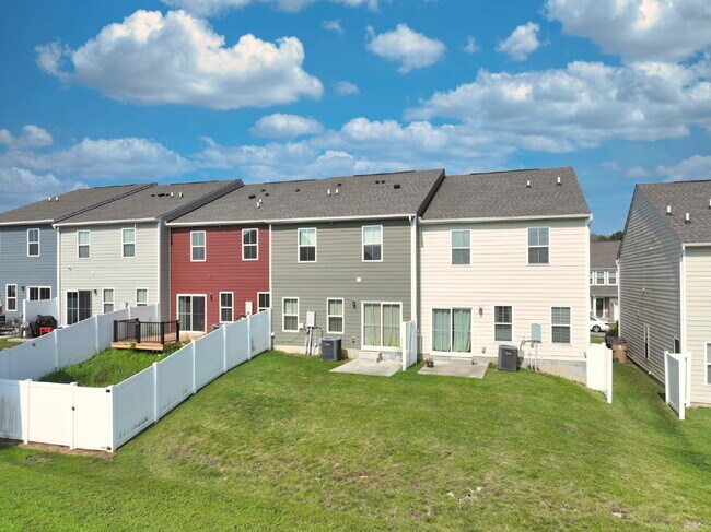 Building Photo - Rent to Own Option - Beautiful, like new 3BR/2.5BA townhouse in Goodlettsville