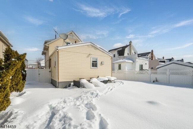 Building Photo - 529 Ainsworth St