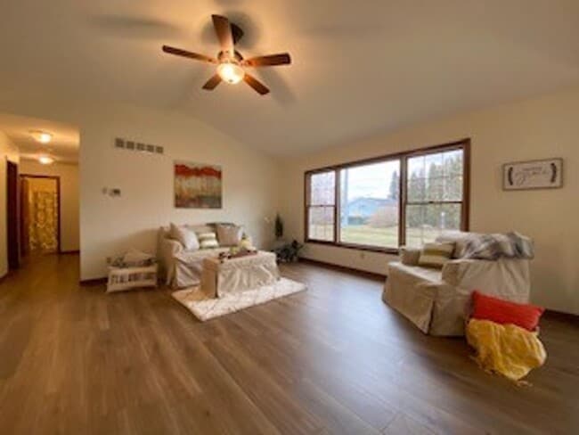 Building Photo - 3 Bedroom/2 Bathroom Home in the Gardens!