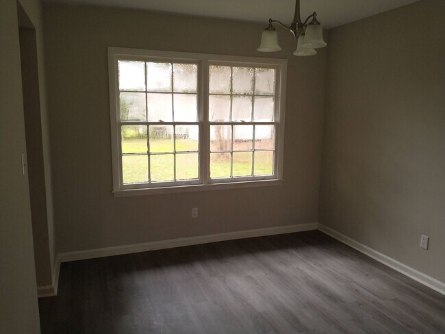Building Photo - Nice 4/2--Move in Ready--Total Electric
