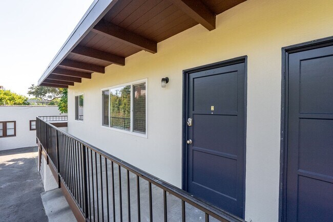 Building Photo - Renovated 2 Bedroom 1 Bath Unit