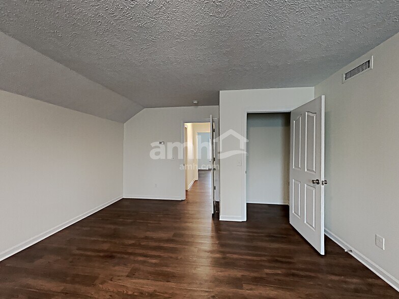 Building Photo - 1721 N Cove