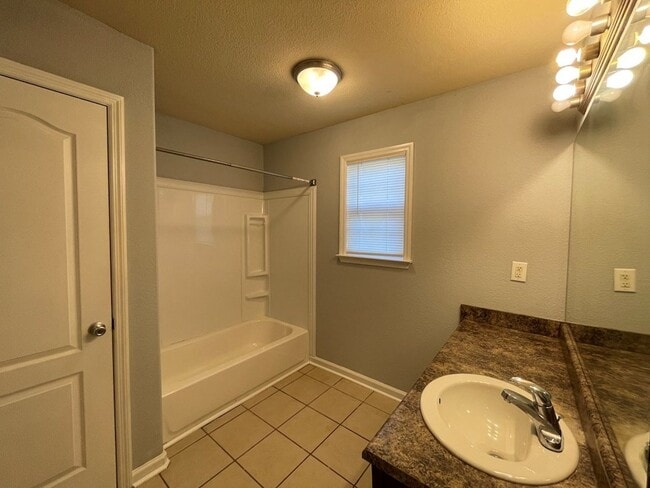 Building Photo - Comfortable 3-Bedroom Home with Open Layout