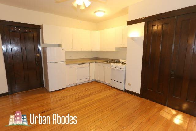 Building Photo - 822 W Waveland Ave