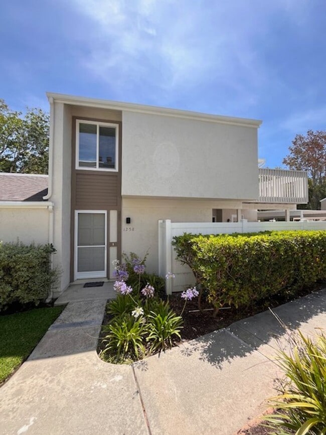 Building Photo - 3 bed 1.5 bath 2 story condo in Park Place...