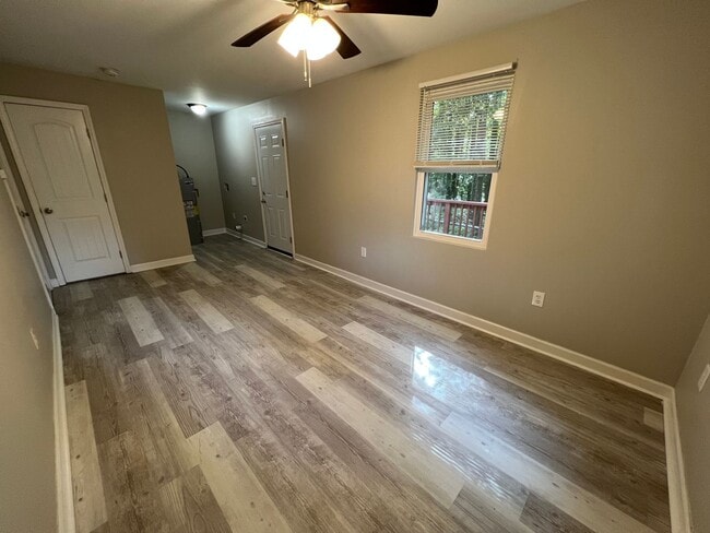 Building Photo - MOVE-IN READY!