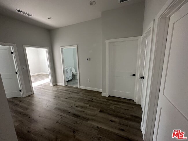 Building Photo - 6829 Bellaire Ave