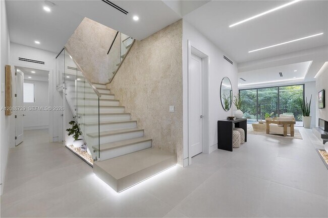 Building Photo - 807 SW 12th Ave