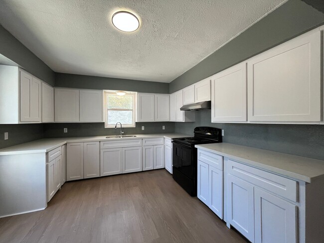 Building Photo - 3 BEDROOM 2 BATH WITH BACK APARTMENT