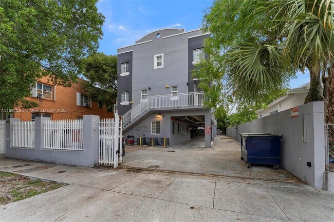 Building Photo - 1421 SW 3rd St