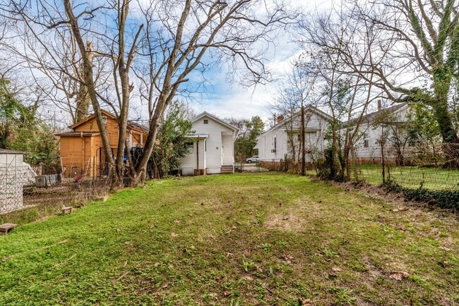 Building Photo - $880 Section 8 Ok!