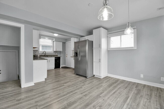 Building Photo - 626 E Jenkins Ave