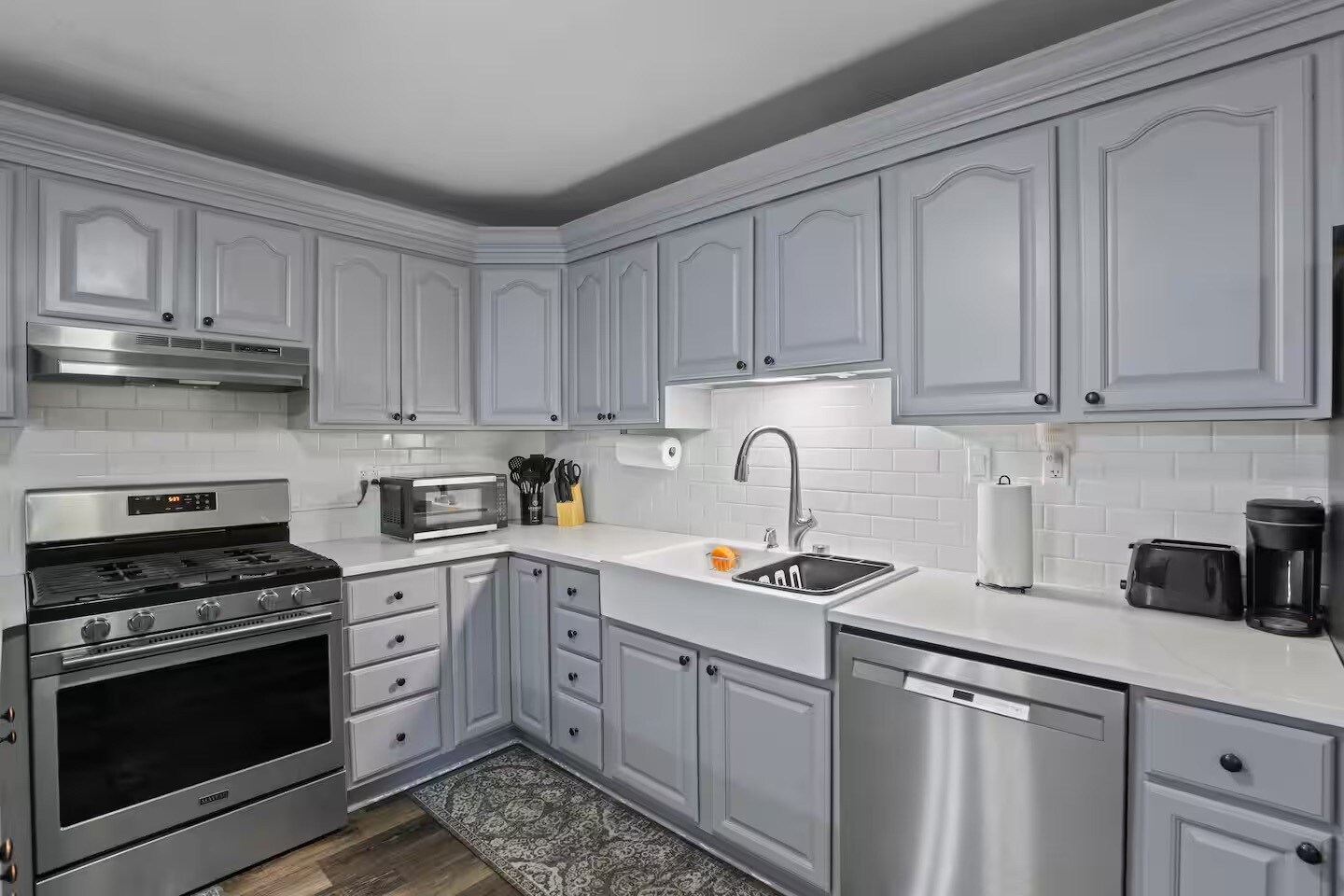 Kitchen with a stove, oven, refrigerator, freezer, dishwasher, toaster, blender, hot water kettle - 1002 Juniper Ln
