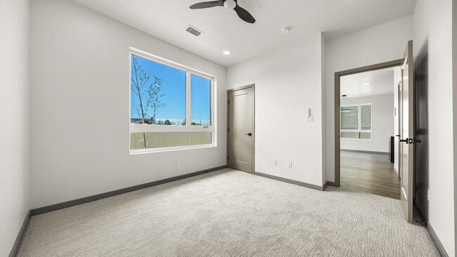 Building Photo - 367 Toms Cyn Dr