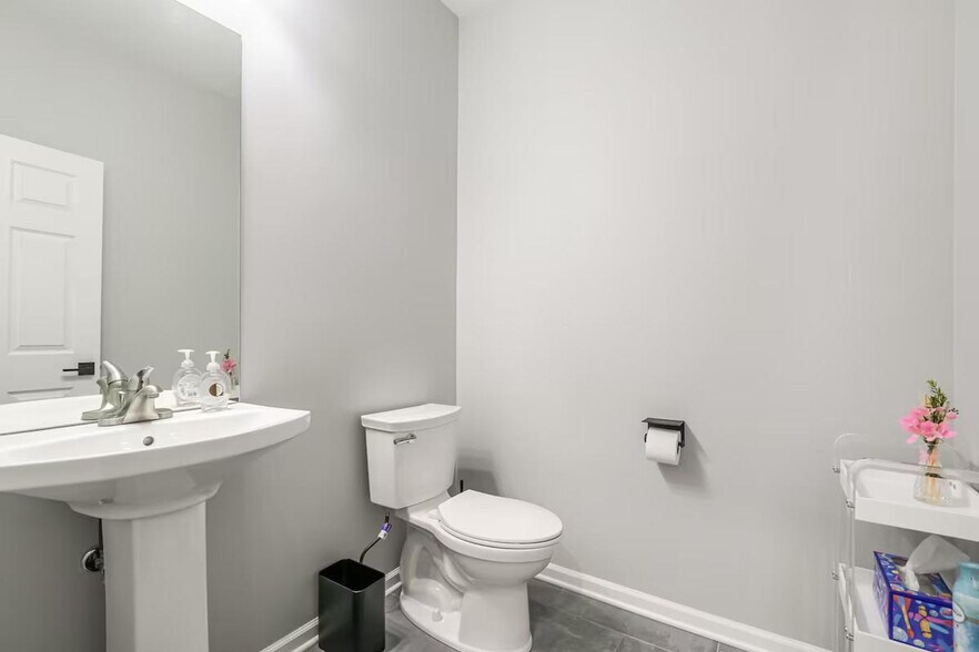 Building Photo - 705 N Garfield St