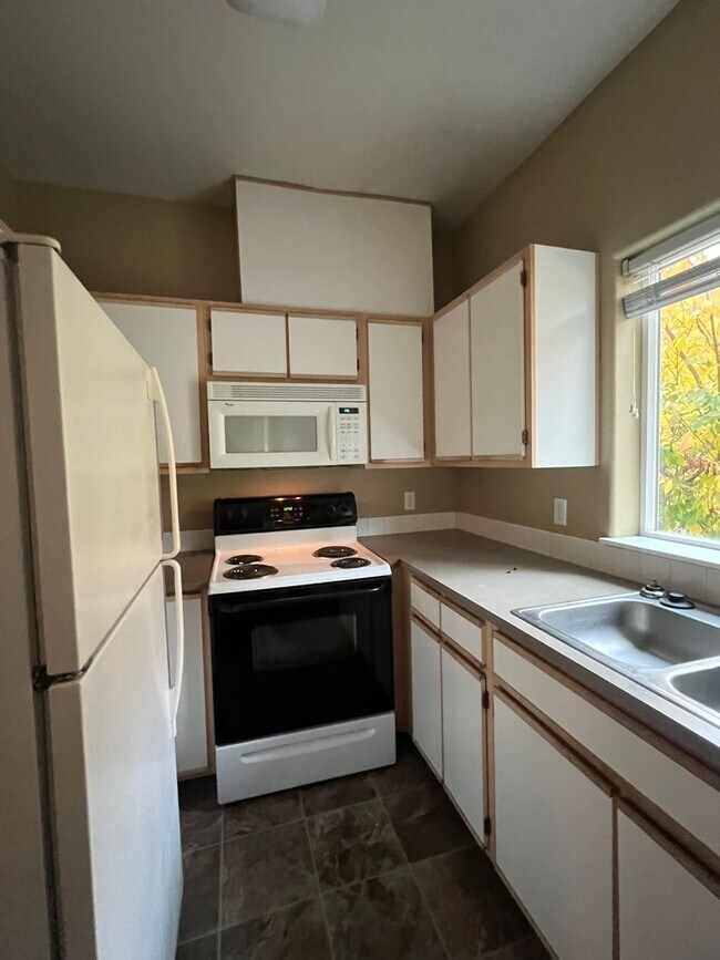 Building Photo - Rent Special: FREE First Full Month's Rent