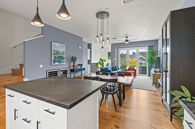 Building Photo - Modern, Stylish Furnished Townhome in Down...