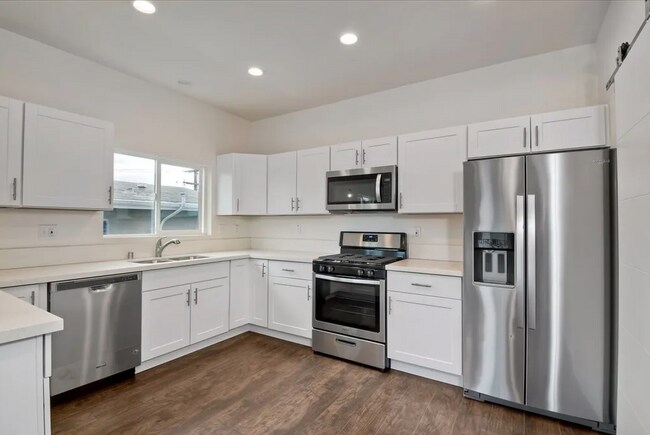 Building Photo - Fully Furnished Modern 3-Bed, 2-Bath Near ...