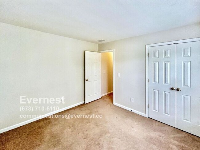 Building Photo - Comfortable 3-Bedroom Home with Prime Loca...