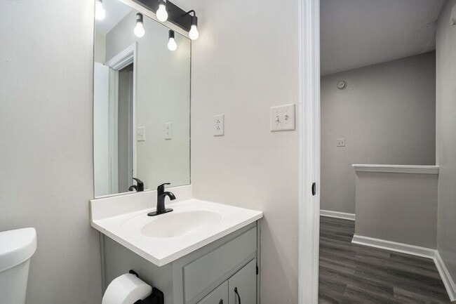 Building Photo - Renovated End Unit Townhome in Snellville!