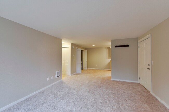 Building Photo - Available Now! Beautiful Kirkland Condo - ...