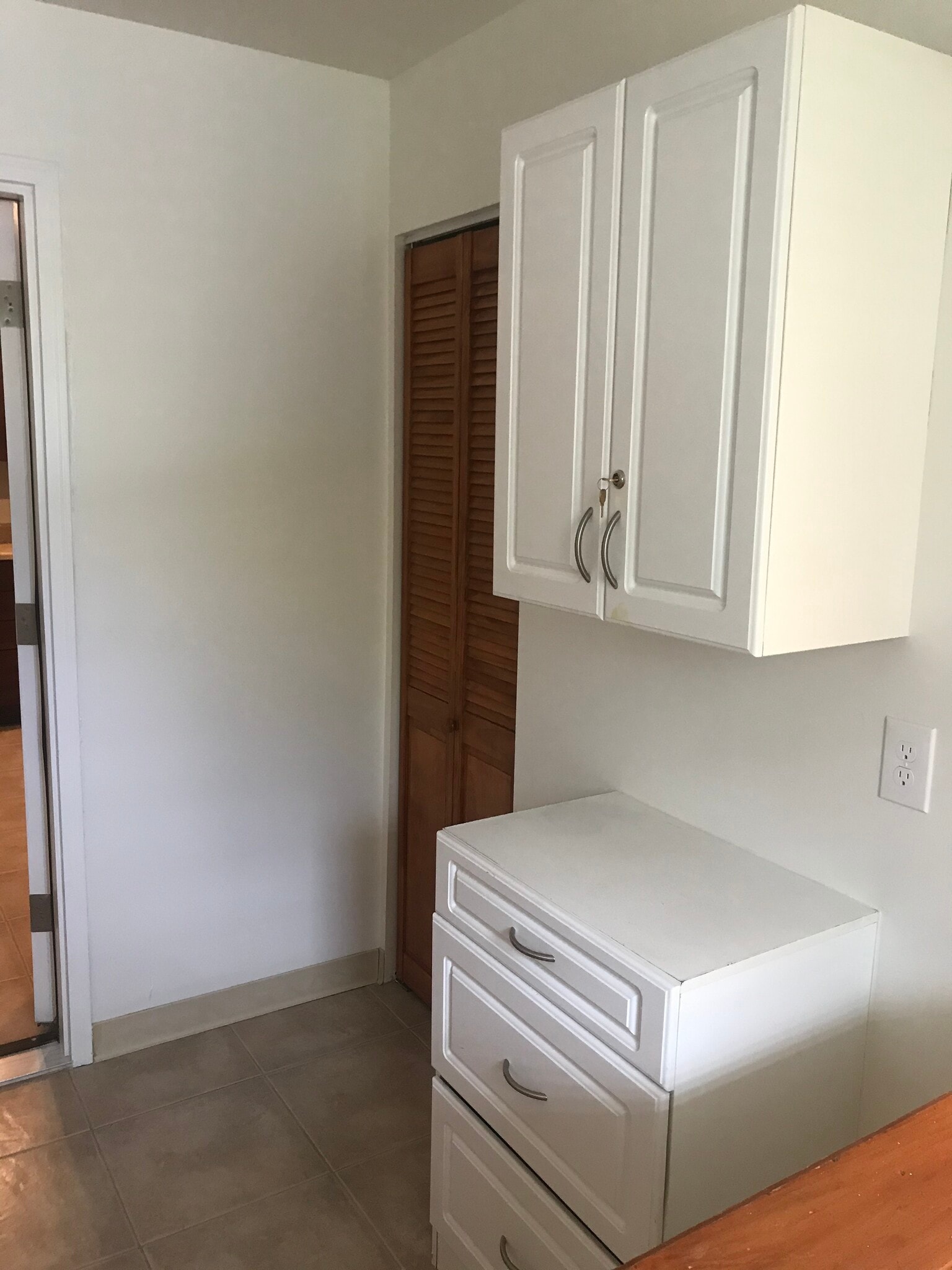 Shared laundry facility adjacent to kitchen - 3555 S Downing St